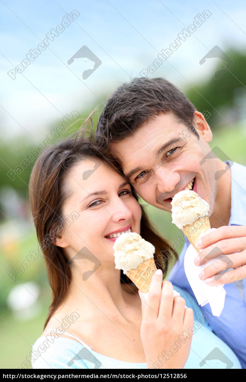 Pareja en el parque comiendo conos de helado - Stockphoto #12512856 |  Agencia de stock PantherMedia