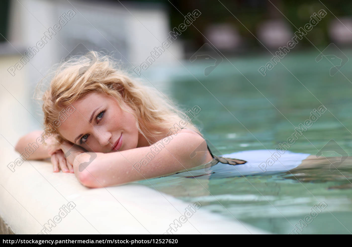 Linda mulher loira na piscina - Stockphoto #12527620 | Banco de Imagens  Panthermedia