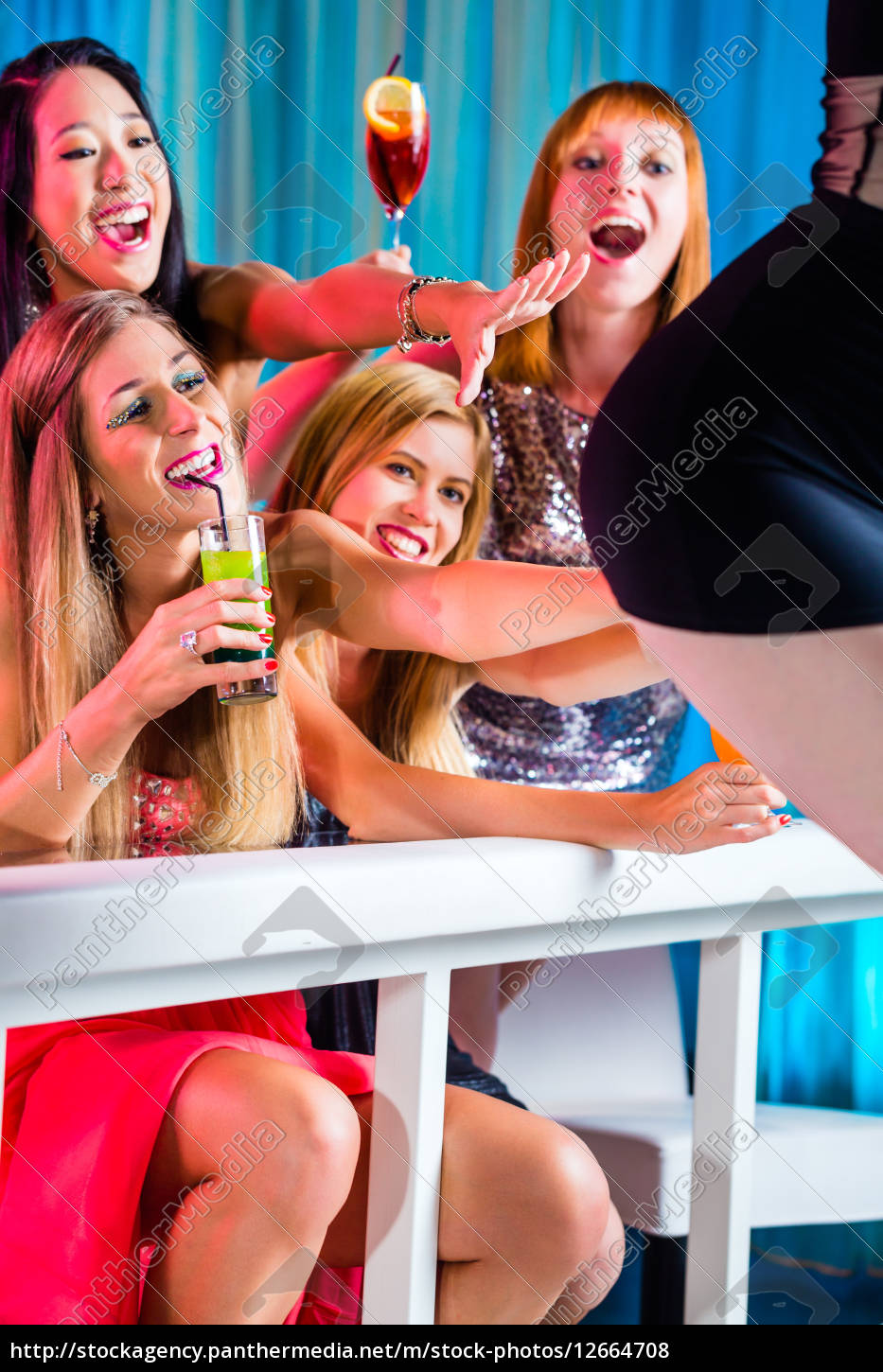 Mulheres bêbadas com coquetéis no clube de strip - Stockphoto #12664708 |  Banco de Imagens Panthermedia