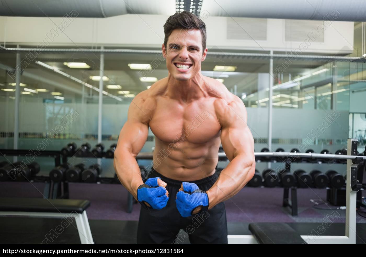 Hombre musculoso sin camisa flexionando músculos en - Stockphoto #12831584  | Agencia de stock PantherMedia