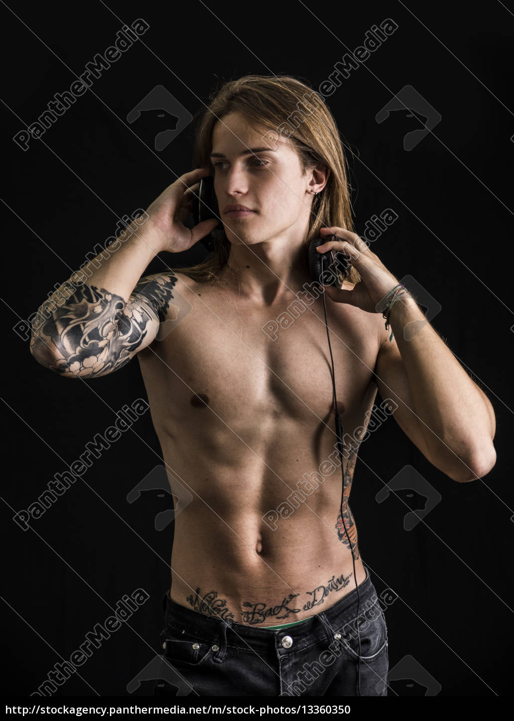 Hombre musculoso sin camisa escuchando música en - Stockphoto #13360350 |  Agencia de stock PantherMedia