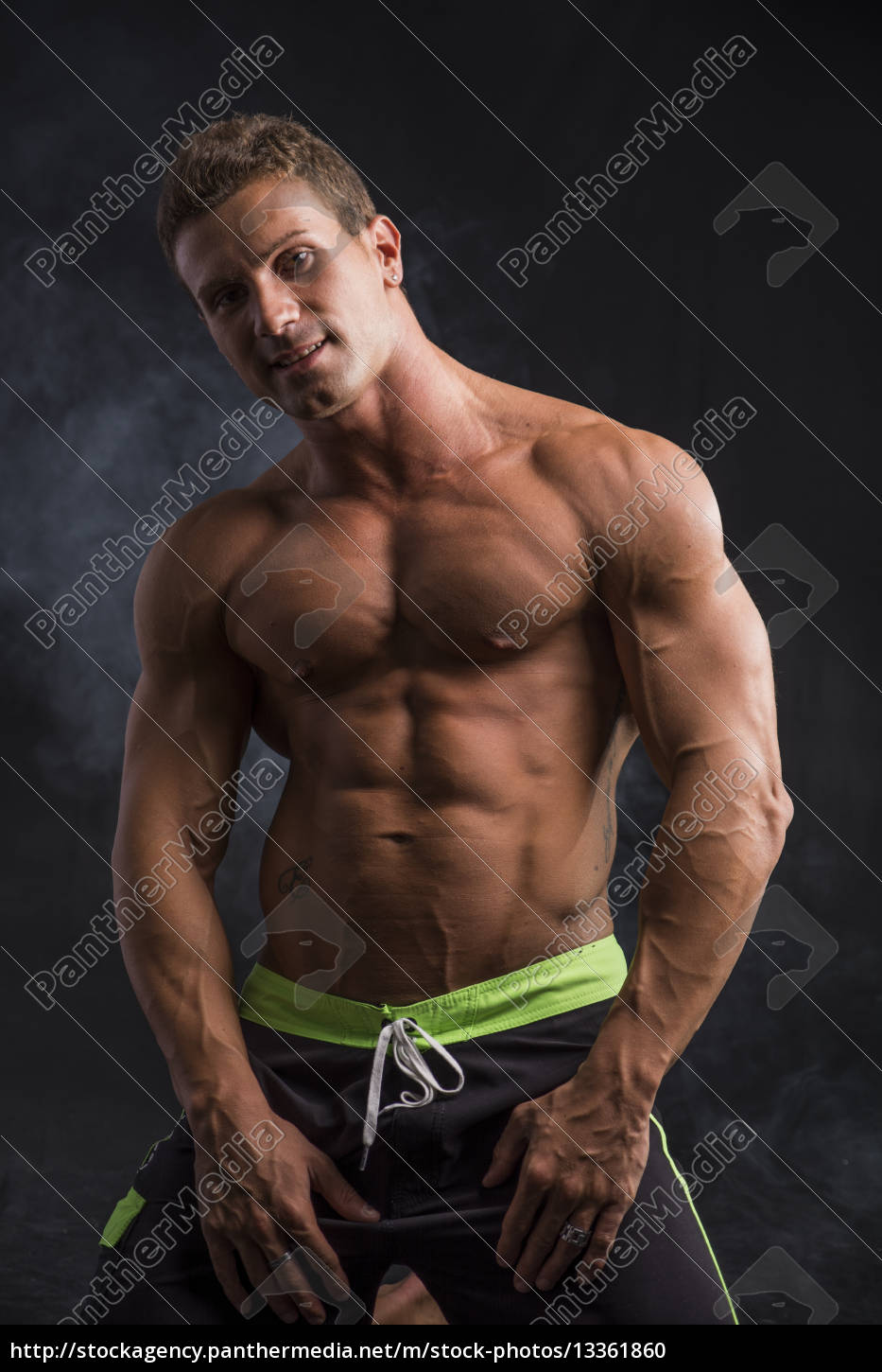 Atractivo hombre musculoso sin camisa sonriendo a la - Stockphoto #13361860  | Agencia de stock PantherMedia