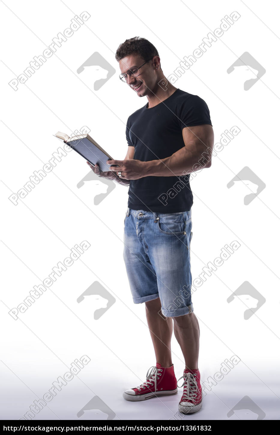 Foto de cuerpo completo de un hombre guapo leyendo un - Stockphoto  #13361832 | Agencia de stock PantherMedia