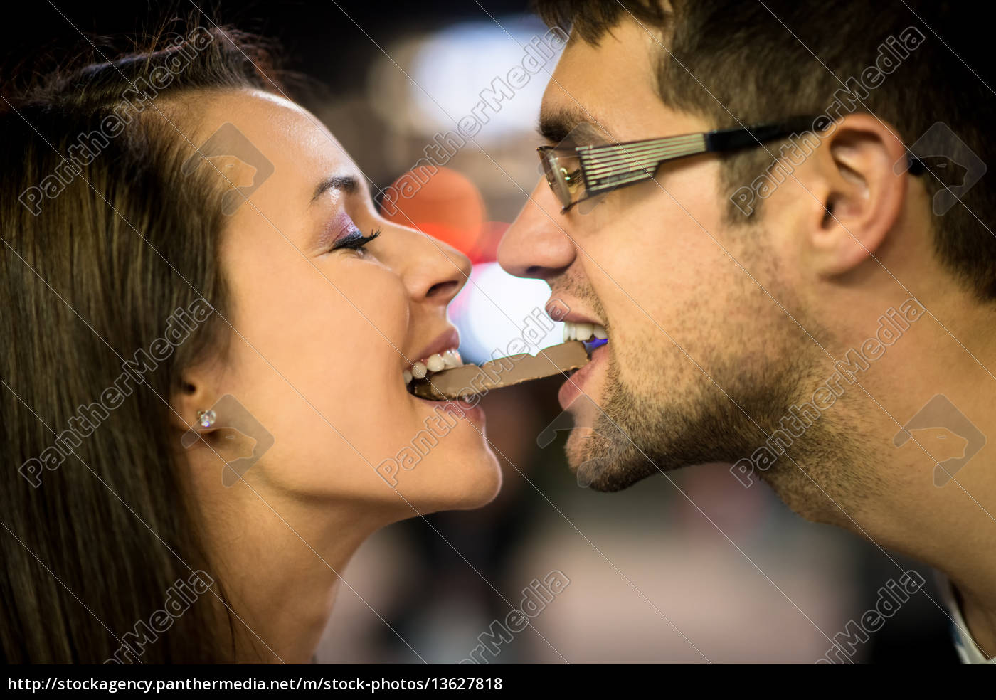 Casal comendo chocolate na data - Stockphoto #13627818 | Banco de Imagens  Panthermedia