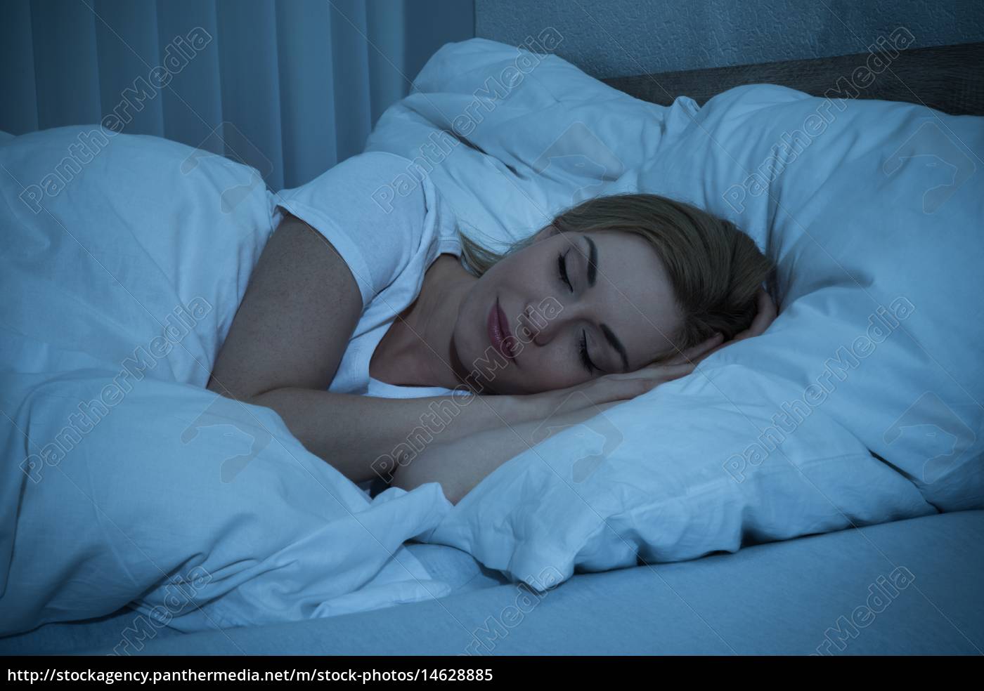 Mulher dormindo na cama - Stockphoto #14628885 | Banco de Imagens  Panthermedia