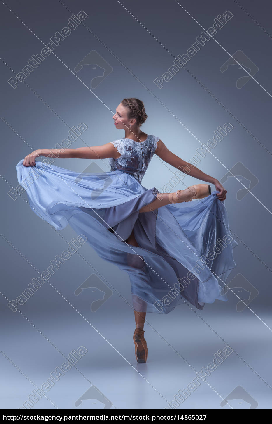 A linda bailarina dançando em vestido longo azul - Stockphoto #14865027 |  Banco de Imagens Panthermedia