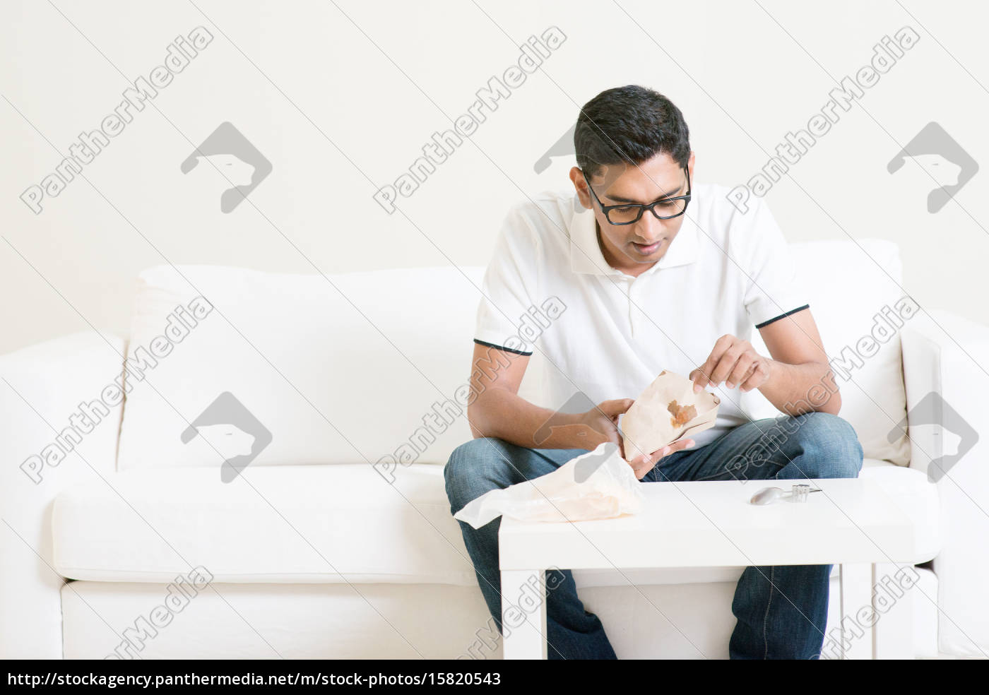 Homem solitário comendo comida sozinho em casa - Fotos de arquivo #15820543  | Banco de Imagens Panthermedia