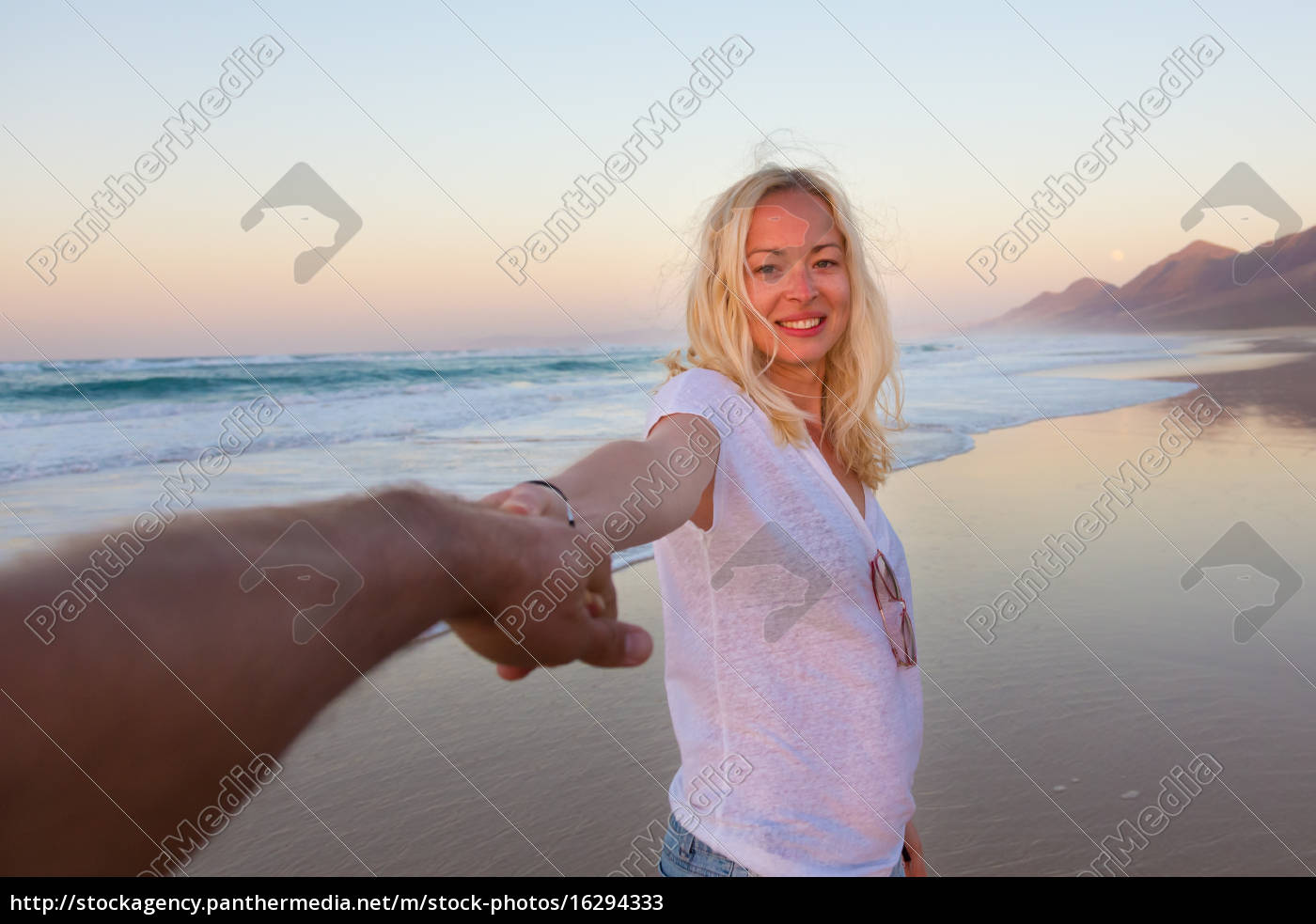 Pareja romántica cogidos de la mano divirtiéndose en - Foto de archivo  #16294333 | Agencia de stock PantherMedia