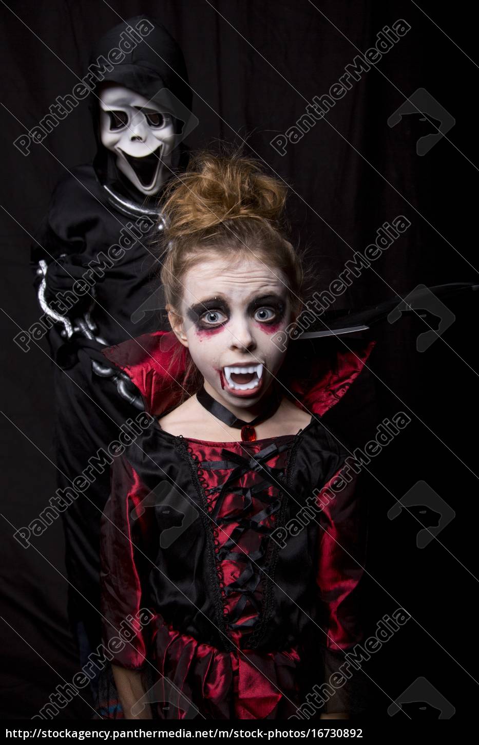 Menina masquarade como vampiro e menino usando - Stockphoto #16730892 |  Banco de Imagens Panthermedia