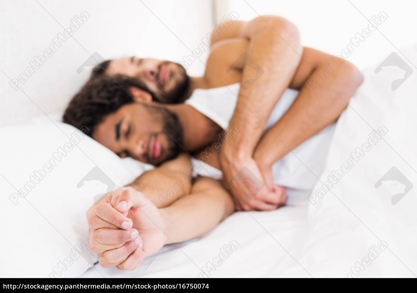 Pareja gay durmiendo juntos en la cama - Stockphoto #16750074 | Agencia de  stock PantherMedia