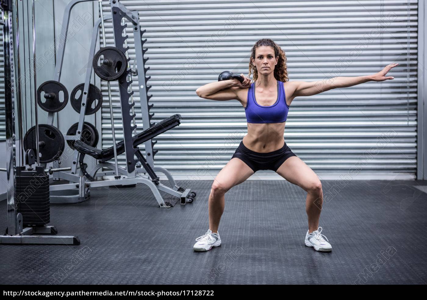 Mulher musculosa que se exercita com kettlebell - Stockphoto #17128722 |  Banco de Imagens Panthermedia