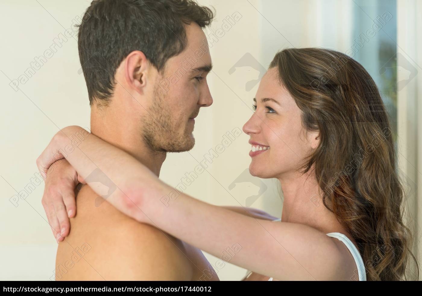 Casal romântico abraçando-se no banheiro - Stockphoto #17440012 | Banco de  Imagens Panthermedia