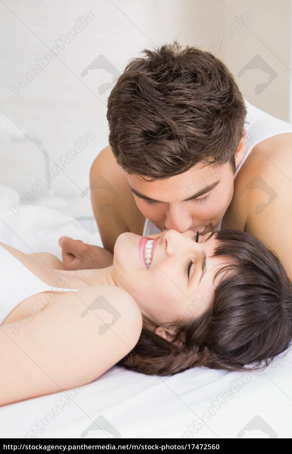 Hombre besando mujer en la cama - Stockphoto #17472560 | Agencia de stock  PantherMedia