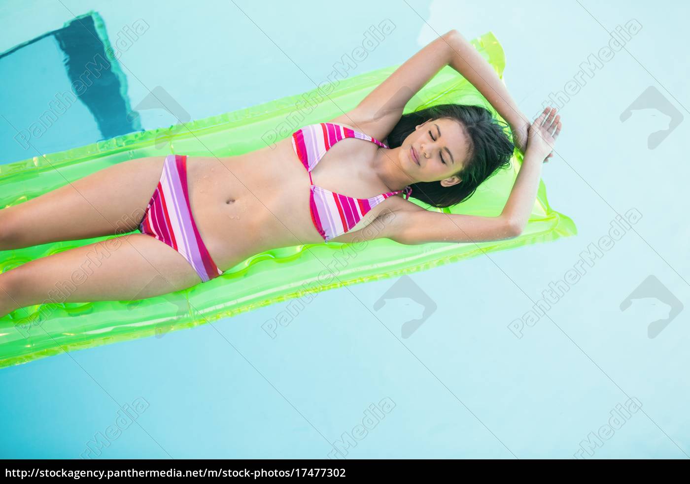 Hermosa mujer en bikini acostada en la cama de aire en - Stockphoto  #17477302 | Agencia de stock PantherMedia