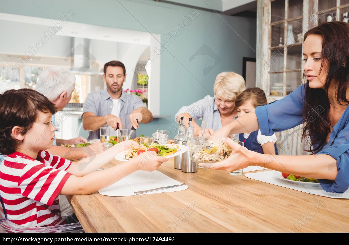 Mãe dando comida ao filho enquanto estava sentada à - Stockphoto #17494492  | Banco de Imagens Panthermedia