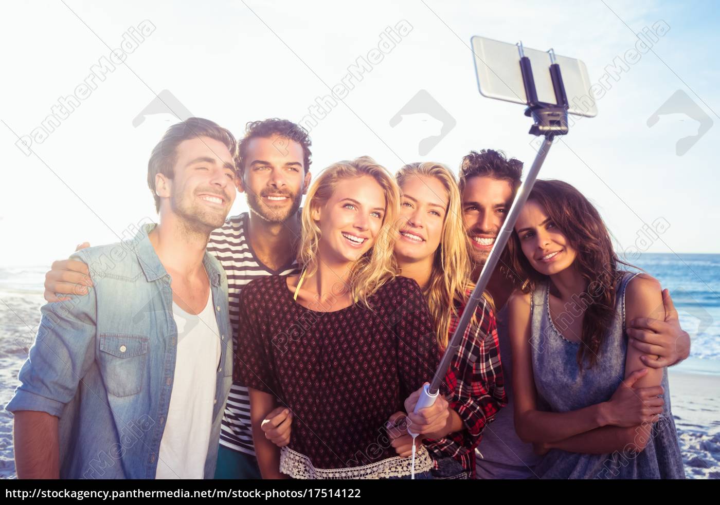 Amigos felizes tirando selfie com pau de selfie - Stockphoto #17514122 |  Banco de Imagens Panthermedia