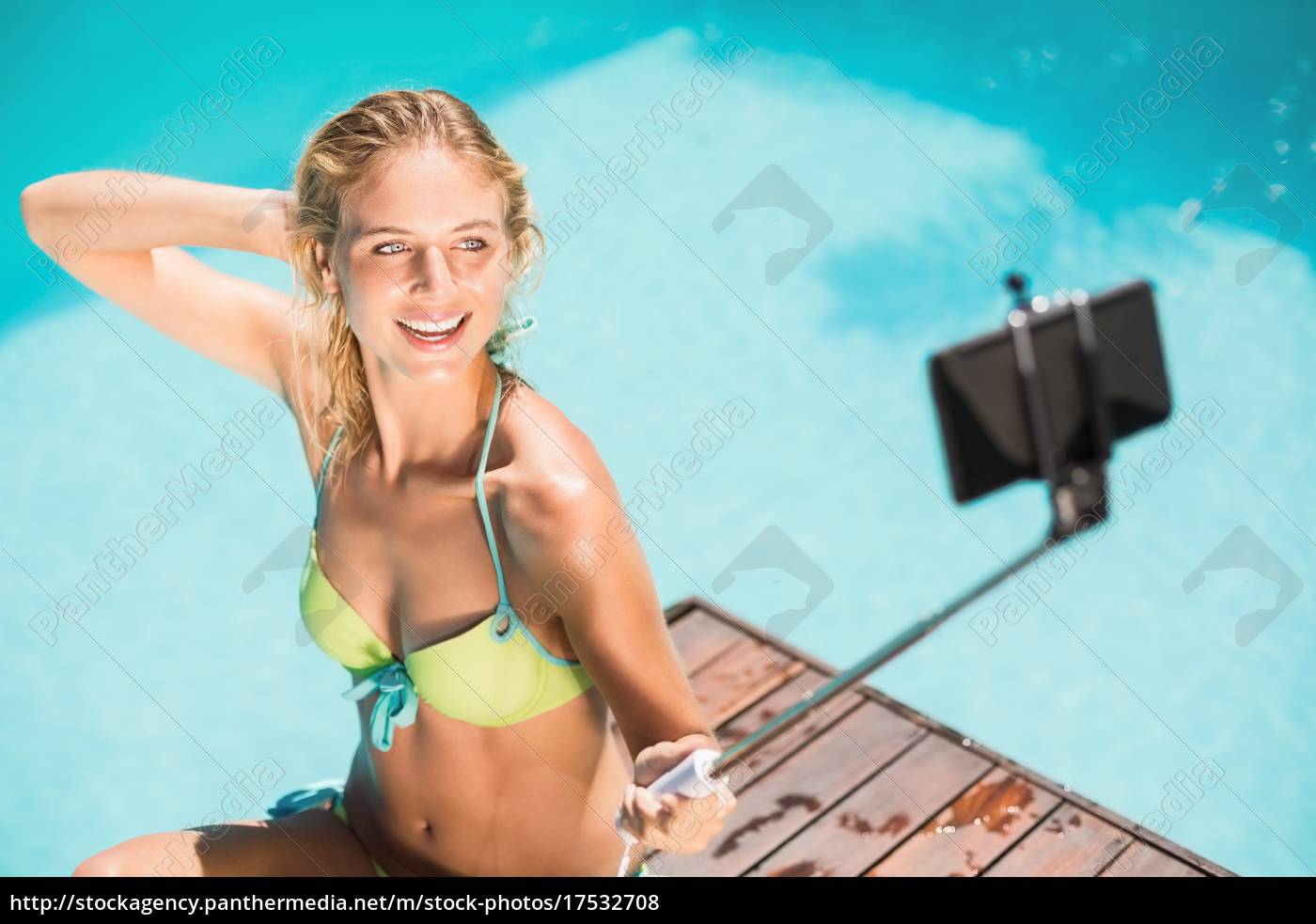 Linda mulher de biquíni tirando uma selfie ao lado da - Stockphoto  #17532708 | Banco de Imagens Panthermedia