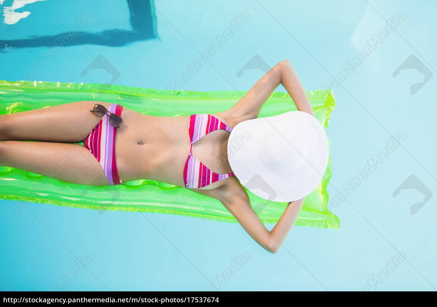 Hermosa mujer en bikini acostado en la cama de aire en - Stockphoto  #17537674 | Agencia de stock PantherMedia