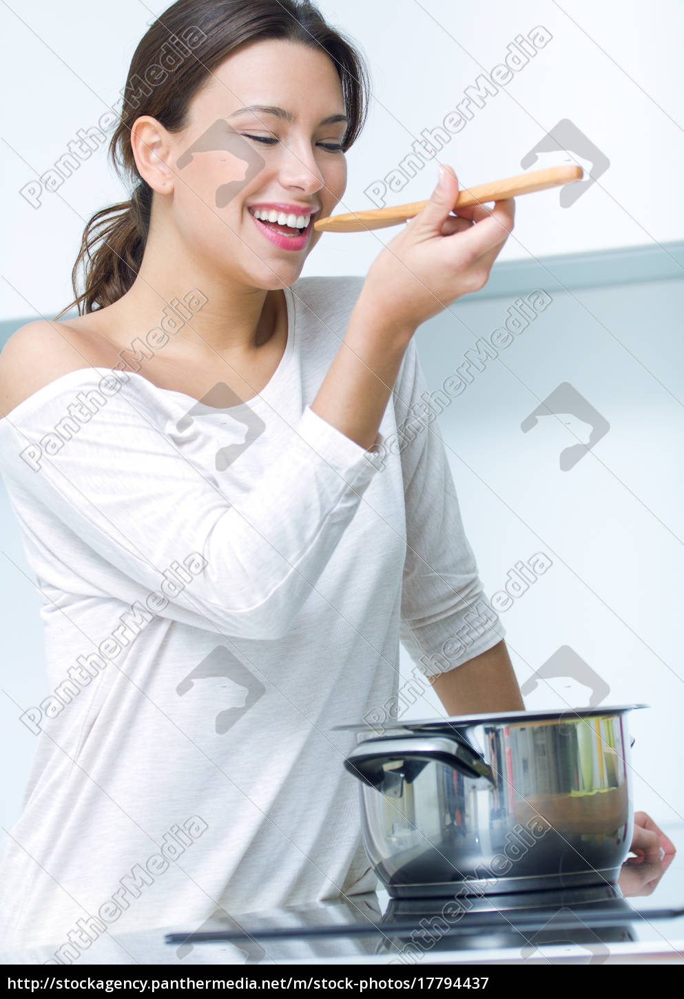 mulher bonita cozinhando na cozinha - Stockphoto #17794437 | Banco de  Imagens Panthermedia