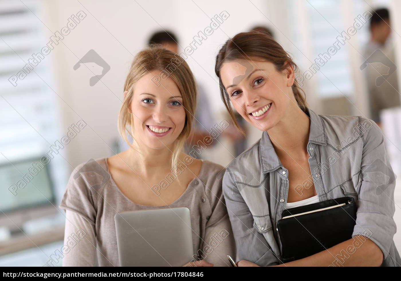 Chicas estudiantes haciendo prácticas en compañía - Stockphoto #17804846 |  Agencia de stock PantherMedia