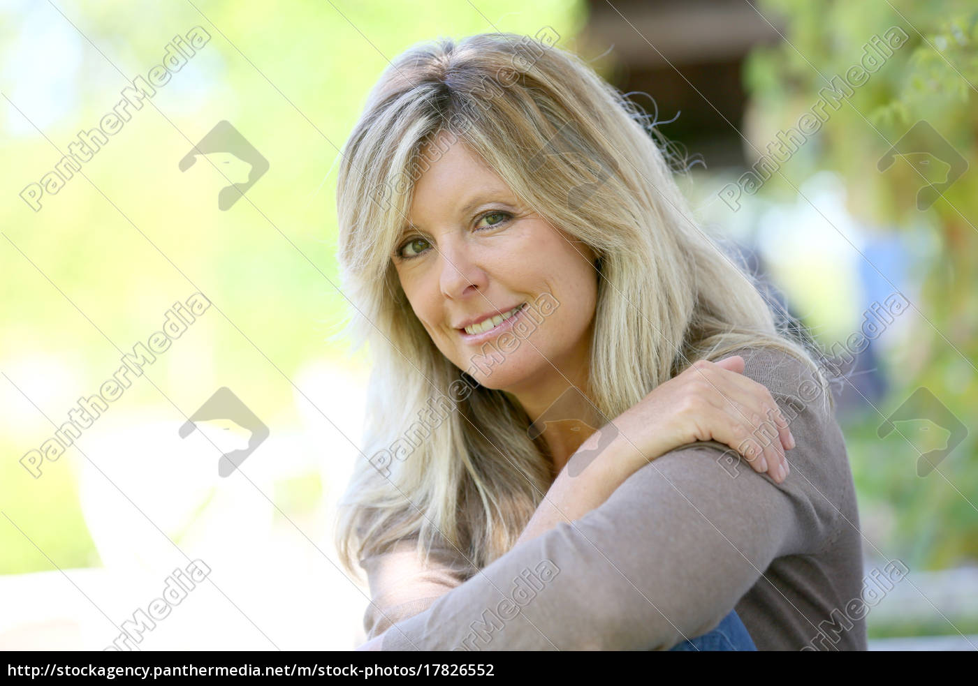 Mujer rubia madura relajándose en el banco al aire - Stockphoto #17826552 |  Agencia de stock PantherMedia