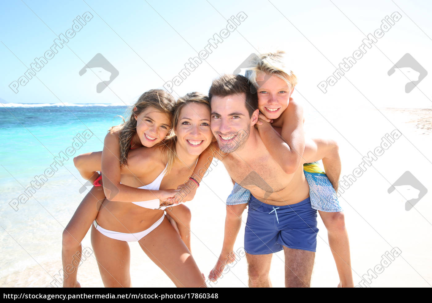 Pais dando carona para crianças na praia - Stockphoto #17860348 | Banco de  Imagens Panthermedia