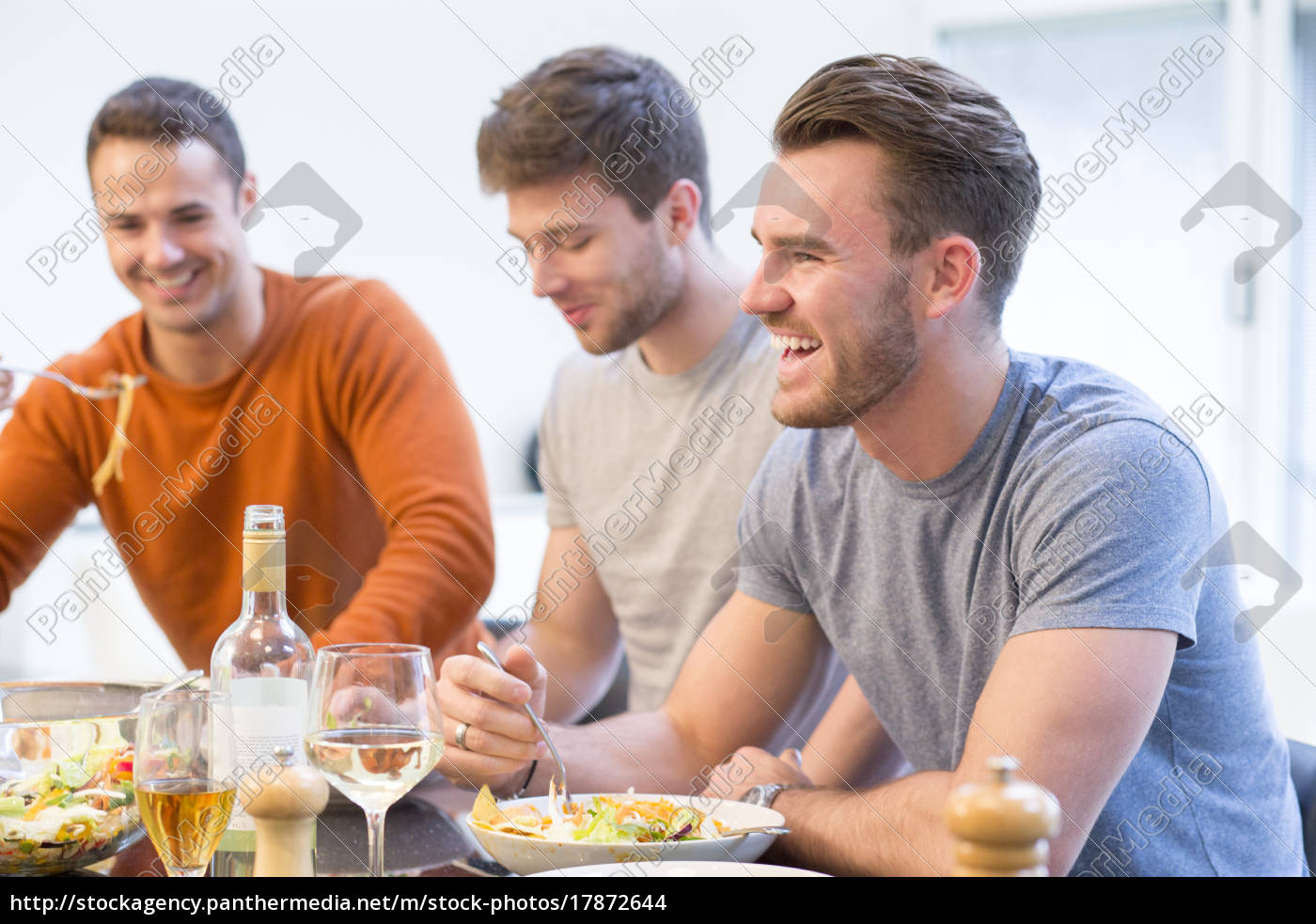 Homens comendo almoço - Stockphoto #17872644 | Banco de Imagens Panthermedia