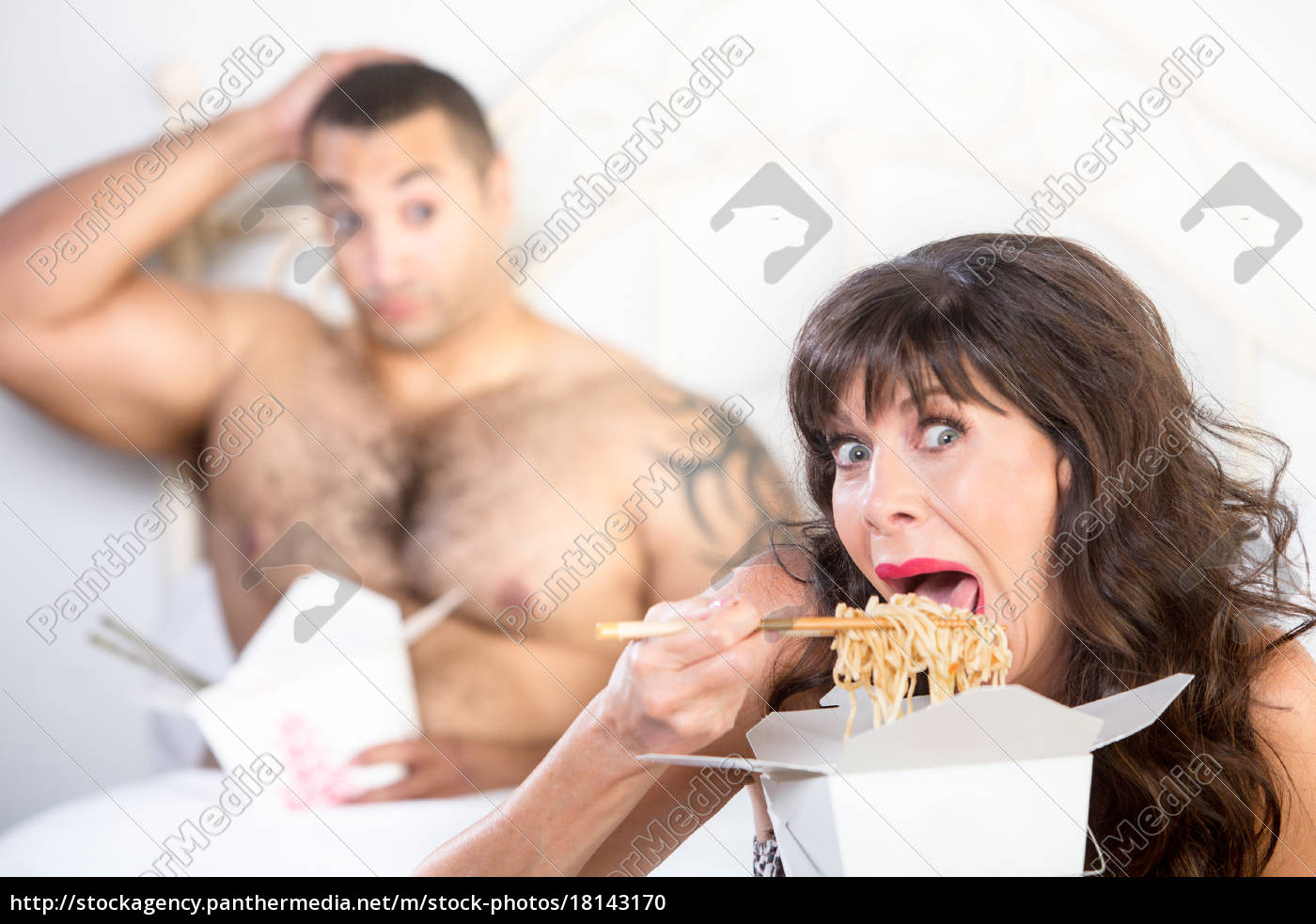 Puma madura comendo sloppily com jovem namorado na cama - Stockphoto  #18143170 | Banco de Imagens Panthermedia