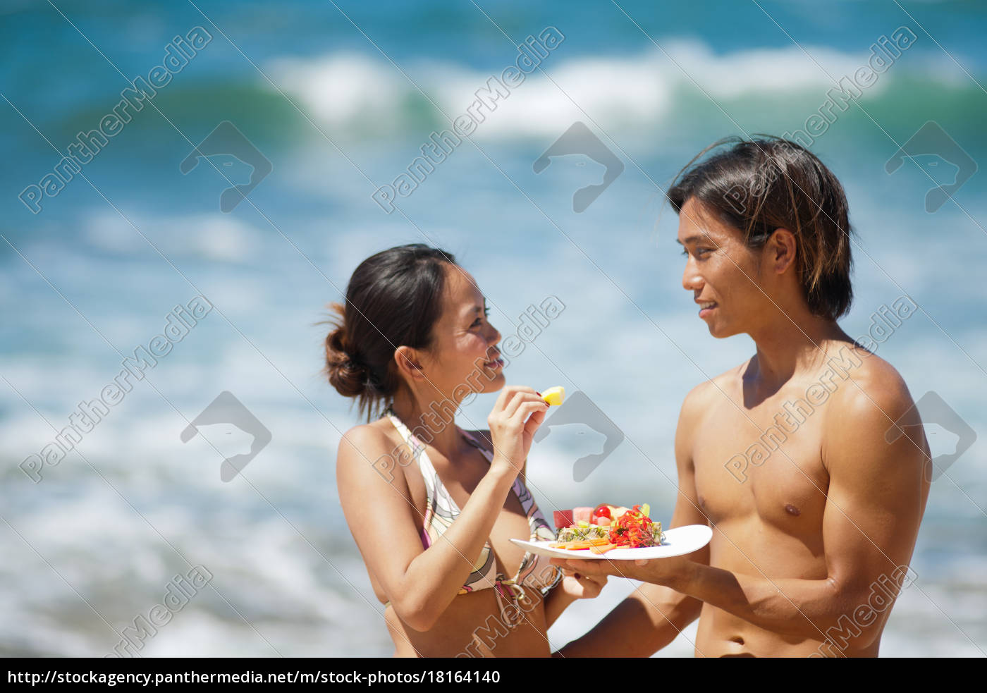 Casal comendo juntos na praia - Stockphoto #18164140 | Banco de Imagens  Panthermedia