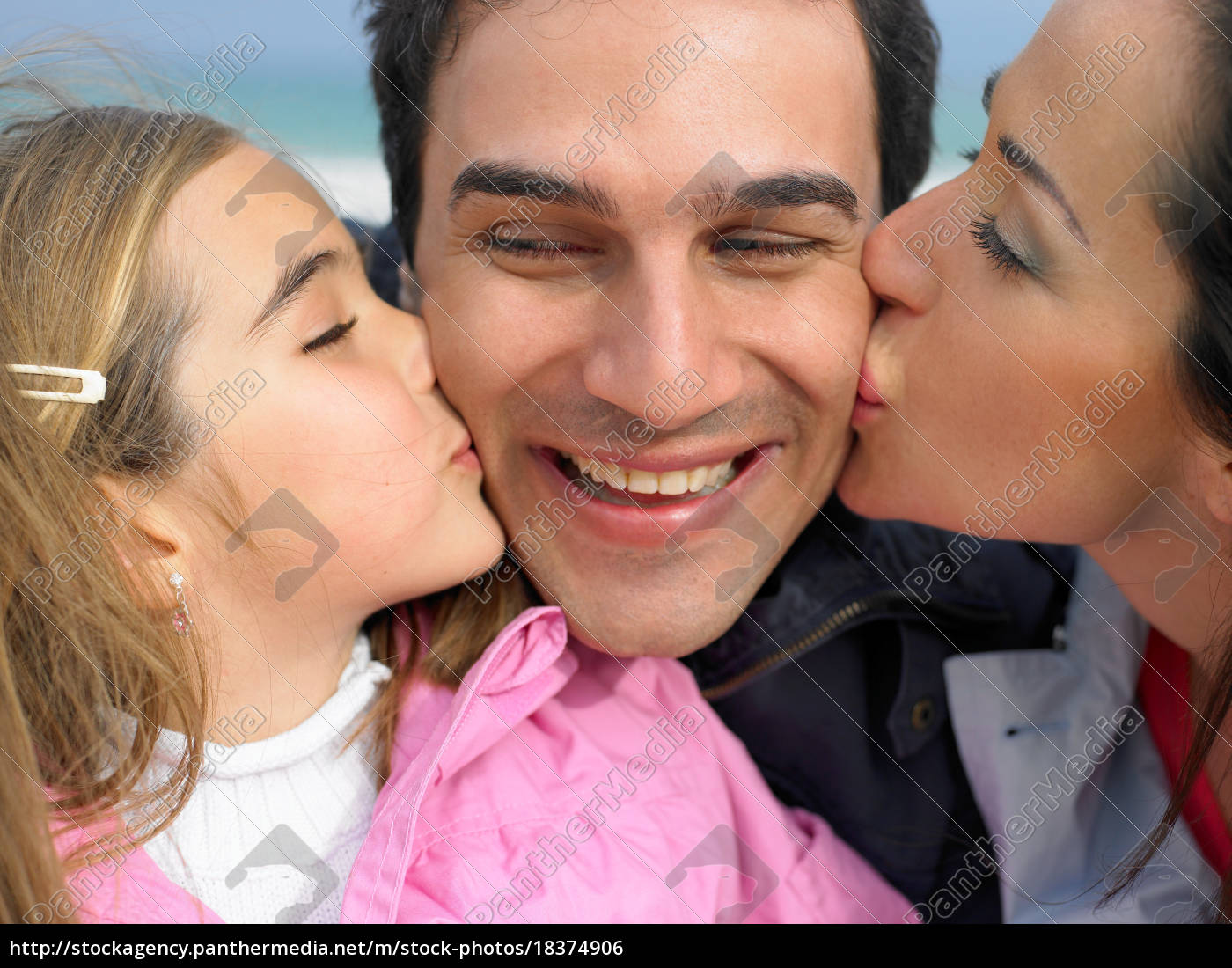 Madre e hija besando padre - Stockphoto #18374906 | Agencia de stock  PantherMedia