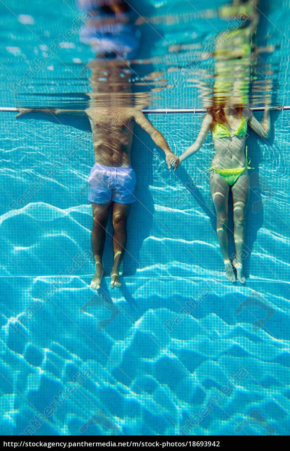 Pareja joven cogida de la mano en la piscina vista - Stockphoto #18693942 |  Agencia de stock PantherMedia