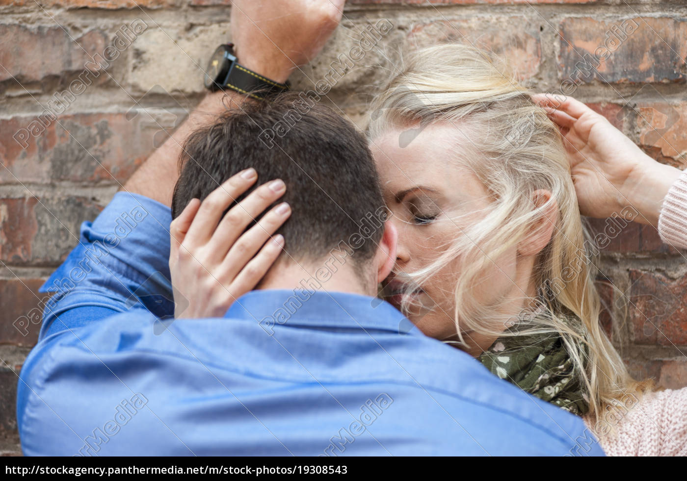 Coppia sensuale in amore appoggiato al muro di mattoni - Stockphoto  #19308543 | Comprate Immagini RF da Panthermedia