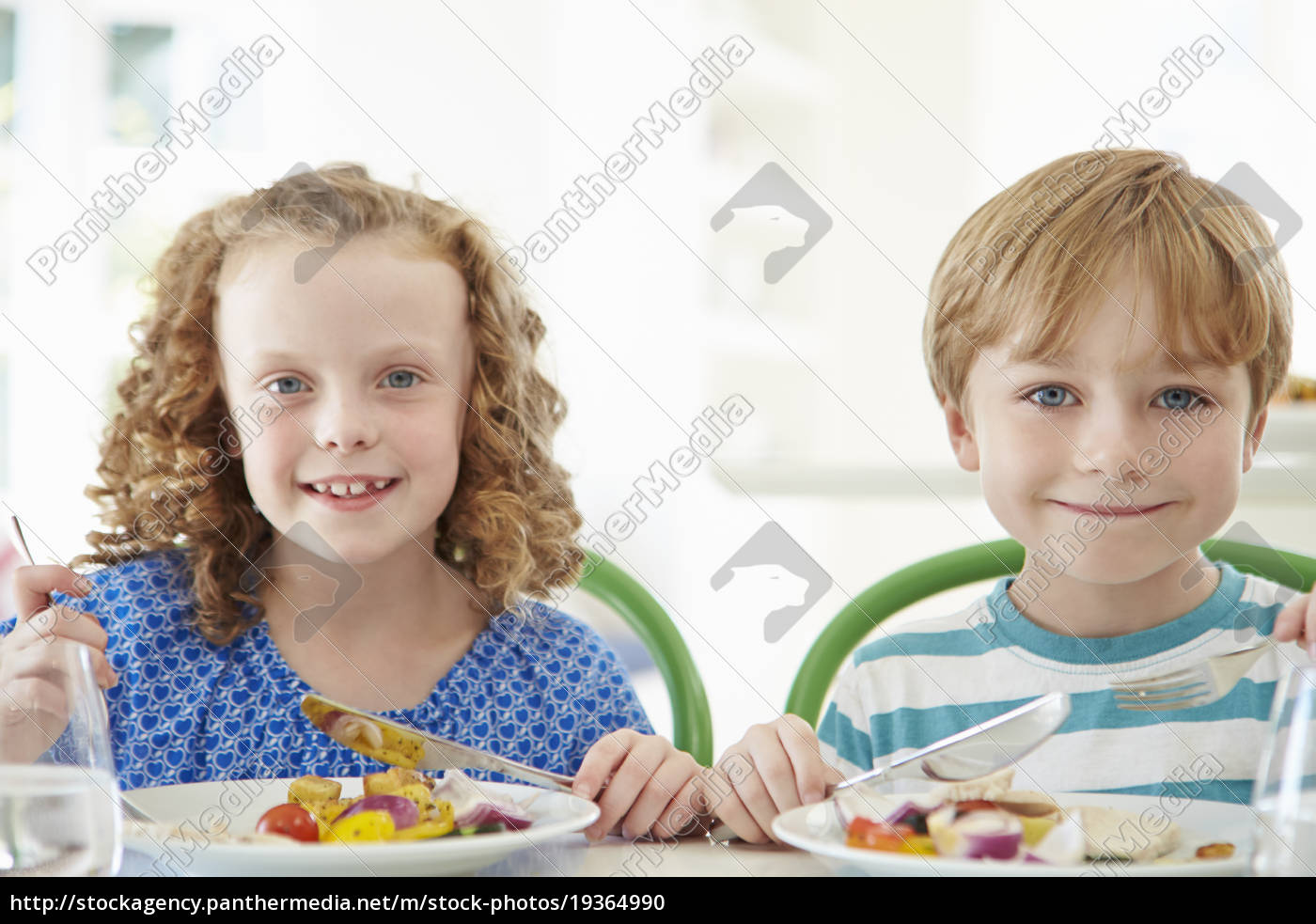 Duas crianças comendo em casa juntas - Stockphoto #19364990 | Banco de  Imagens Panthermedia