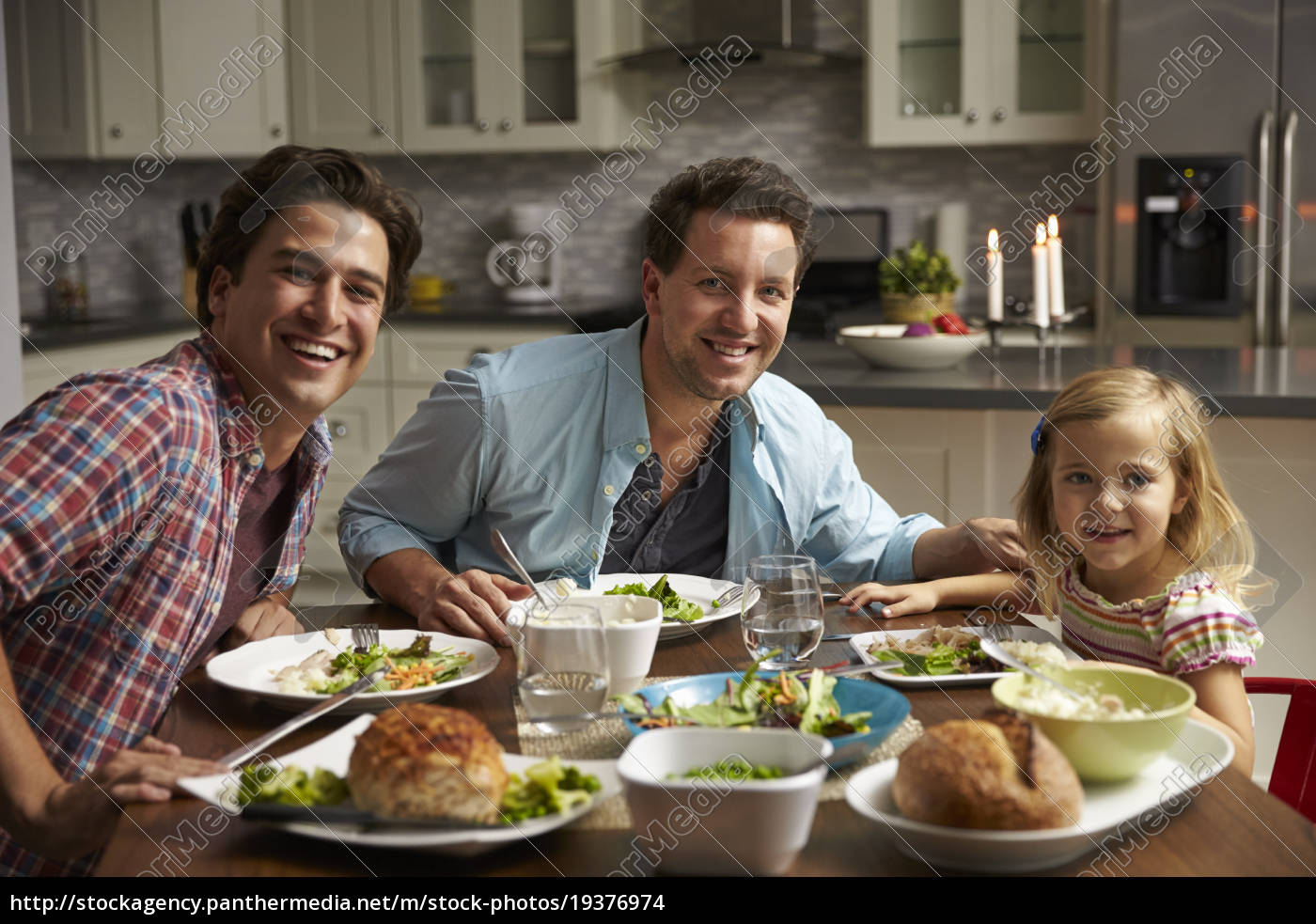 pareja gay masculina y hija comedor en casa mirar a la - Stockphoto  #19376974 | Agencia de stock PantherMedia