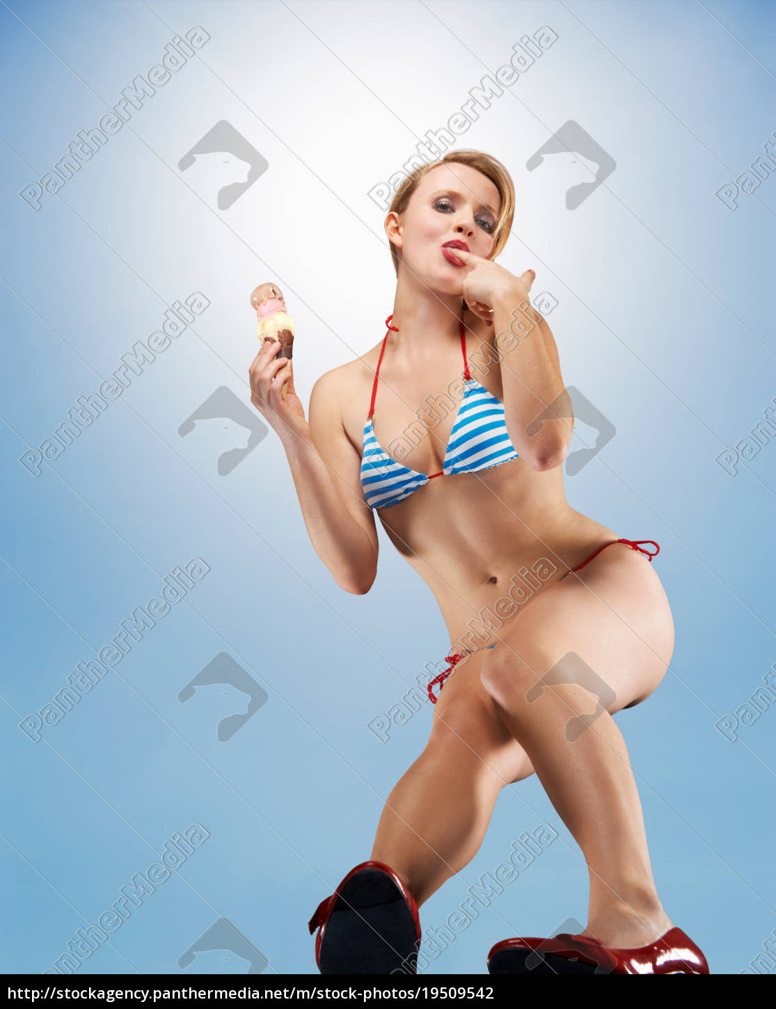 Mulher de biquíni comendo sorvete - Stockphoto #19509542 | Banco de Imagens  Panthermedia