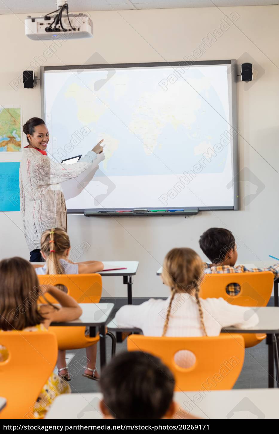 Professora dando aula para seus alunos - Fotos de arquivo #20269171 | Banco  de Imagens Panthermedia