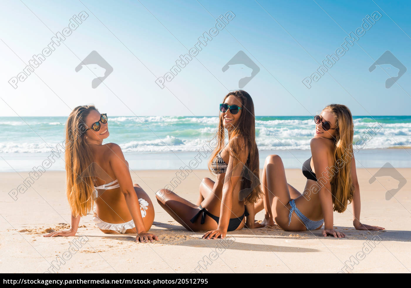 Chicas hermosas en la playa - Foto de archivo #20512795 | Agencia de stock  PantherMedia