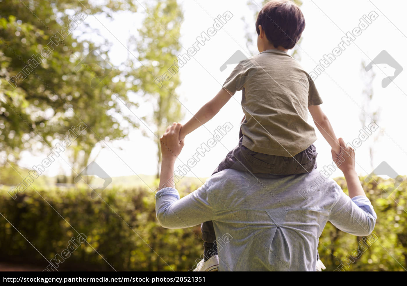 Vista traseira da mãe dando passeio do filho nos - Fotos de arquivo  #20521351 | Banco de Imagens Panthermedia