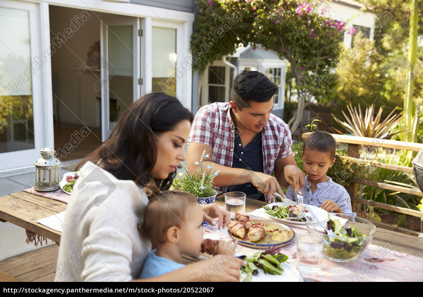 Família em casa comendo refeição ao ar livre no - Stockphoto #20522067 |  Banco de Imagens Panthermedia