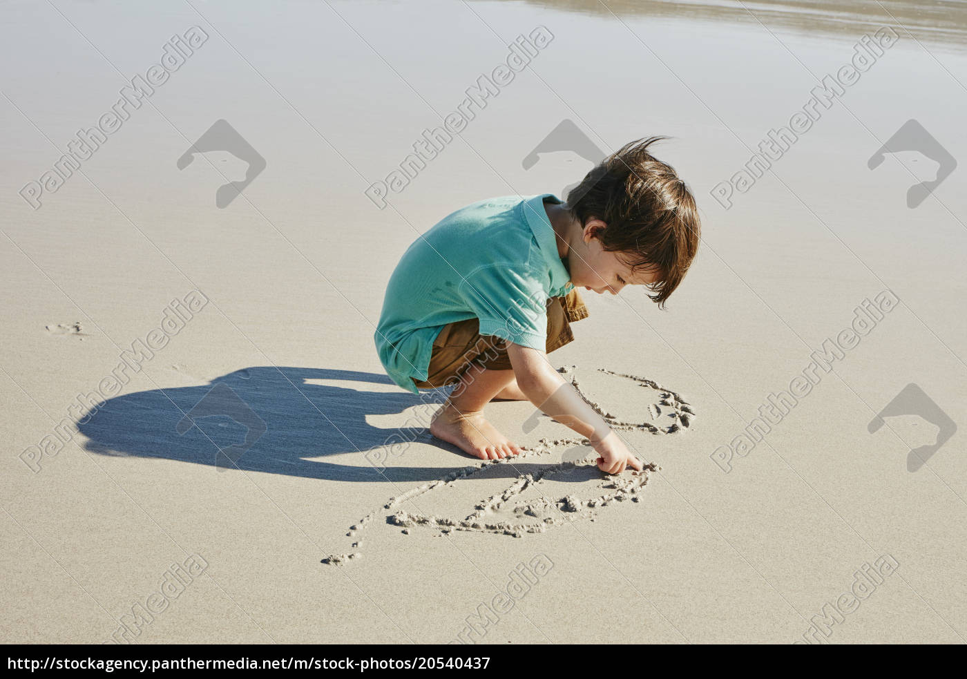 kleiner junge zeichnung in den sand am strand - Lizenzfreies Bild ...