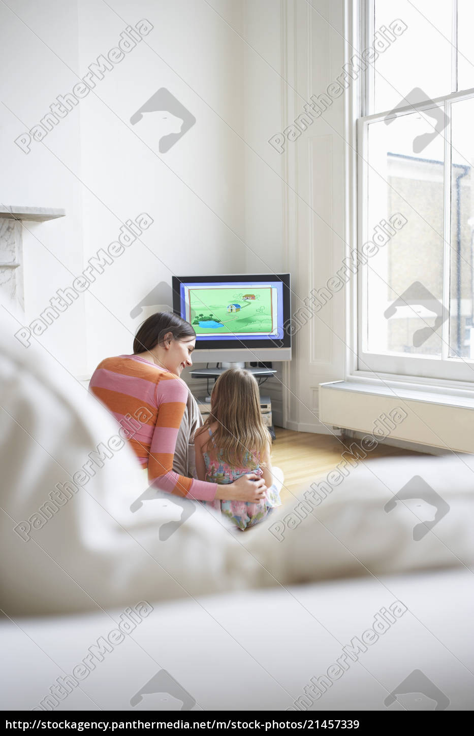 Madre e hija viendo dibujos animados en la televisión - Foto de archivo  #21457339 | Agencia de stock PantherMedia