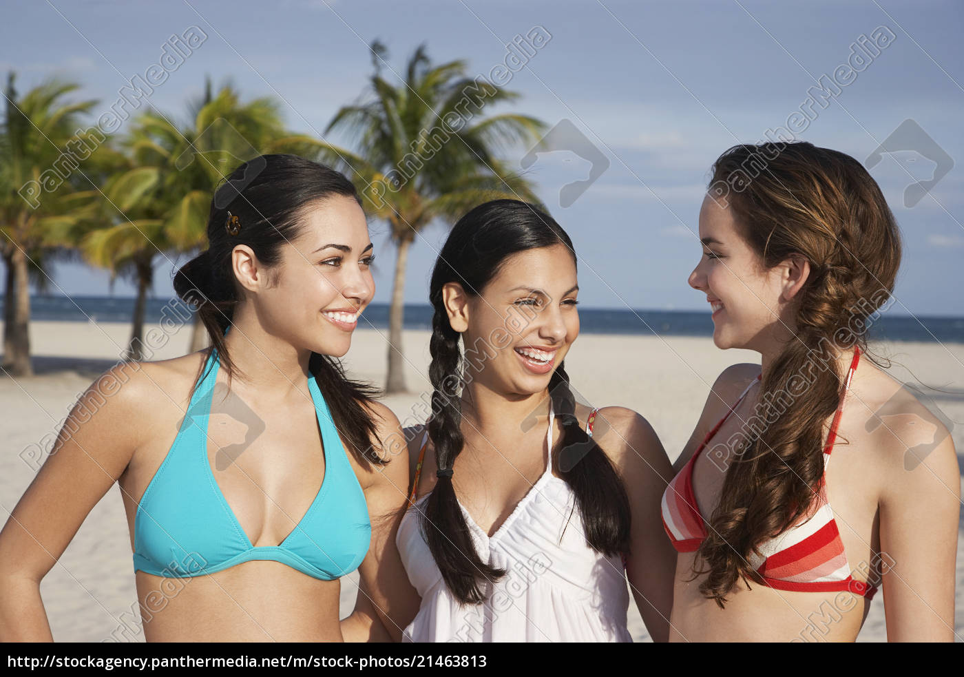 Chicas adolescentes en bikini en la playa - Foto de archivo #21463813 |  Agencia de stock PantherMedia