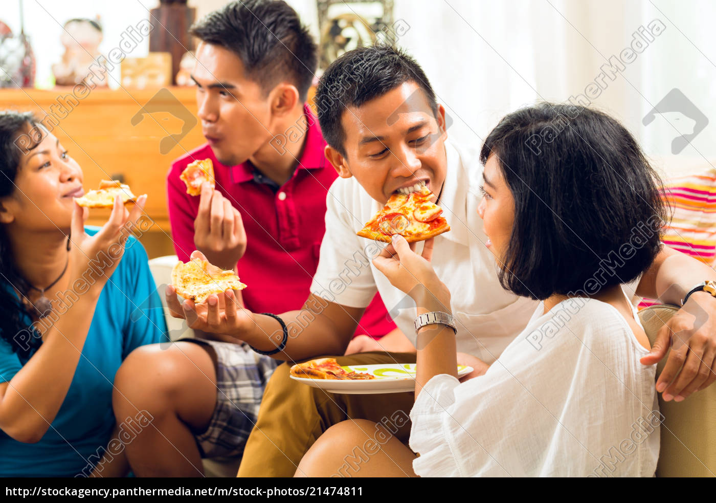 Pessoas asiáticas comendo pizza na festa - Fotos de arquivo #21474811 |  Banco de Imagens Panthermedia