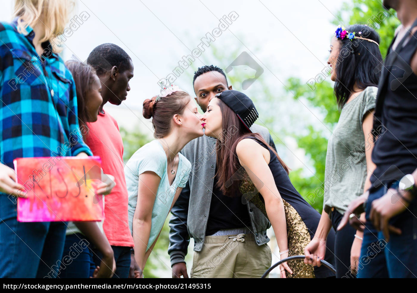 dos mujeres besándose en el partido verdad o - Stockphoto #21495315 |  Agencia de stock PantherMedia