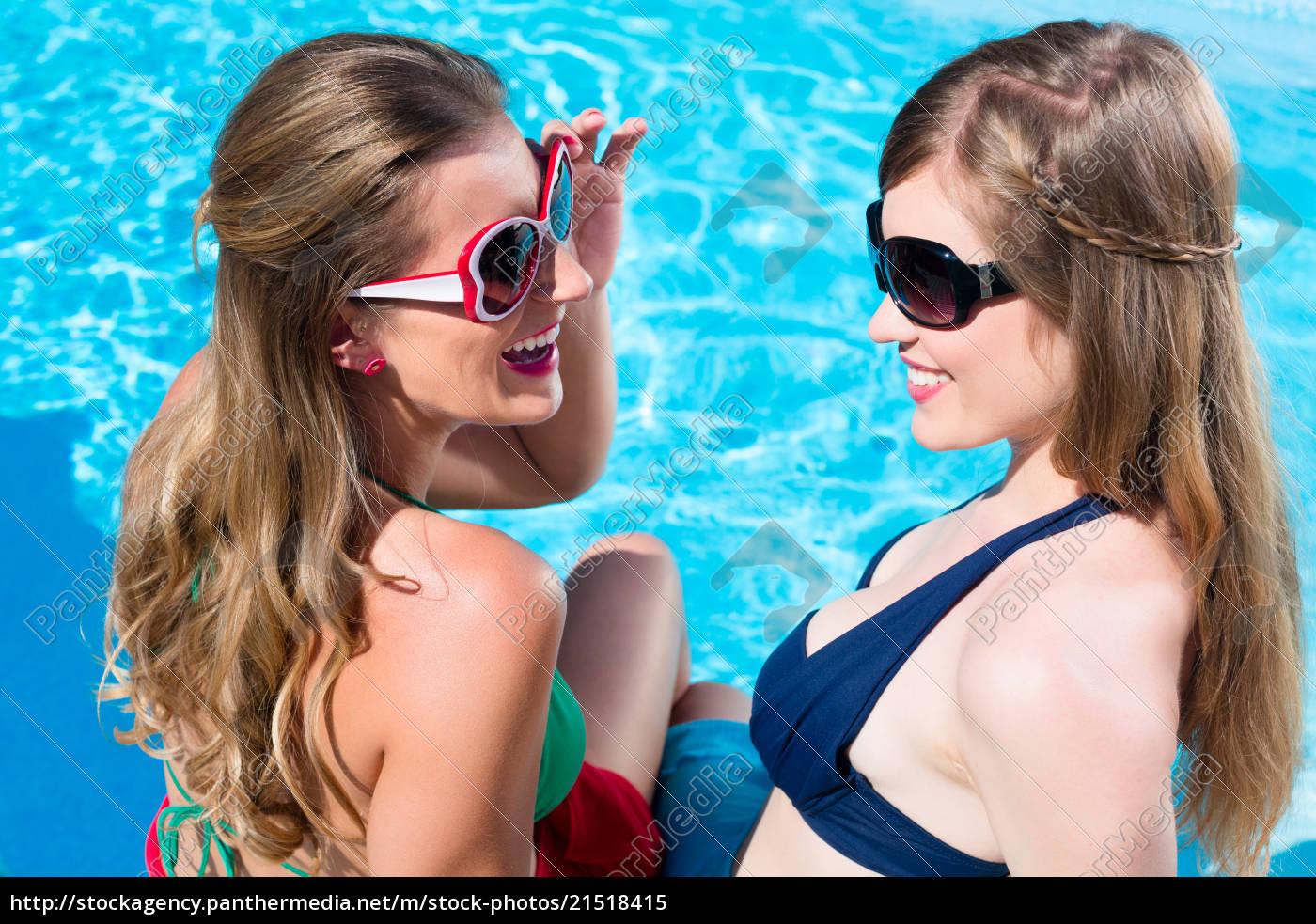 Meninas amigas bronzeando-se na piscina em frente à - Stockphoto #21518415  | Banco de Imagens Panthermedia