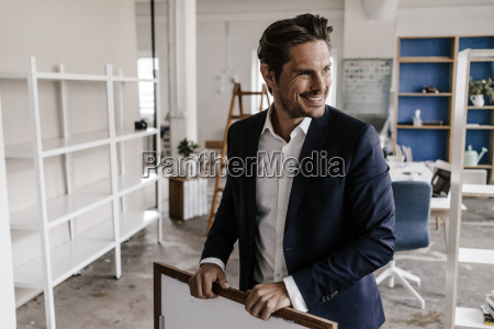 lächelnd geschäftsmann holding bild rahmen - Lizenzfreies Bild ...