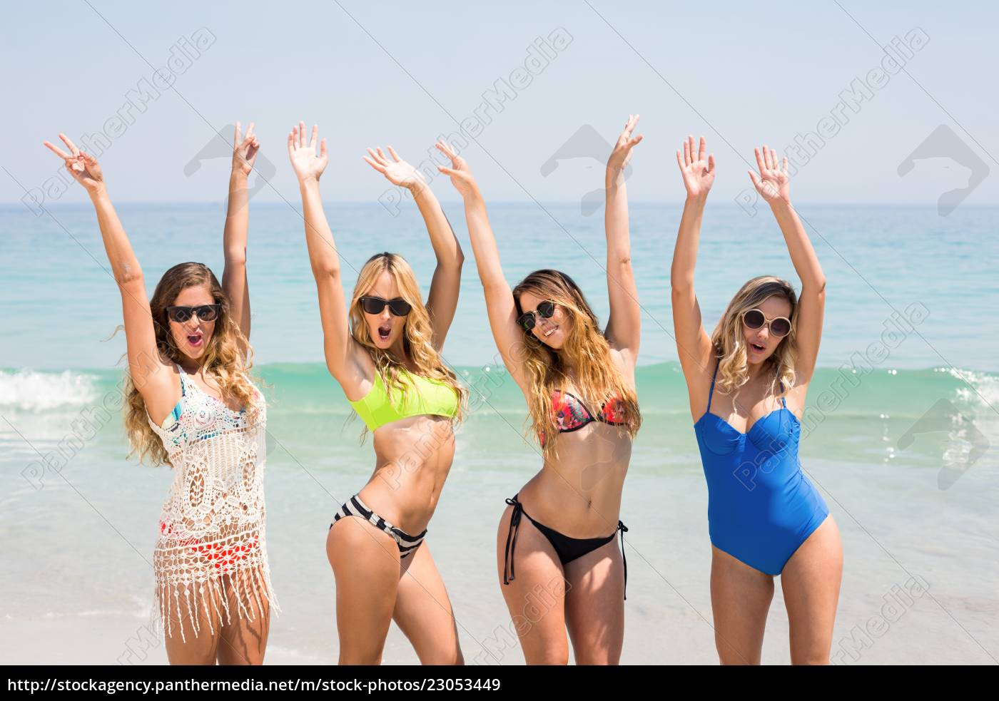 chicas amigas en bikinis disfrutando en la playa - Stockphoto #23053449 |  Agencia de stock PantherMedia