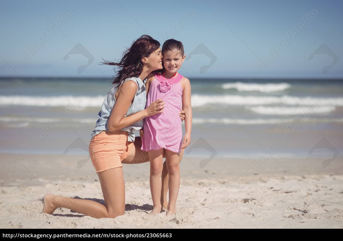 feliz madre besando a su hija en la playa - Foto de archivo #23065663 |  Agencia de stock PantherMedia