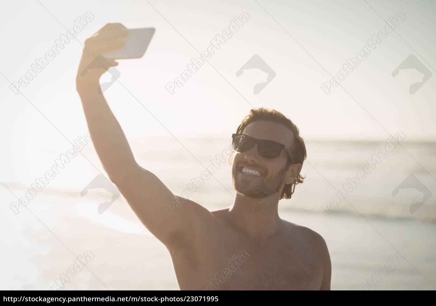 Uomo a torso nudo sorridente che si fa selfie in - Stockphoto #23071995 |  Comprate Immagini RF da Panthermedia