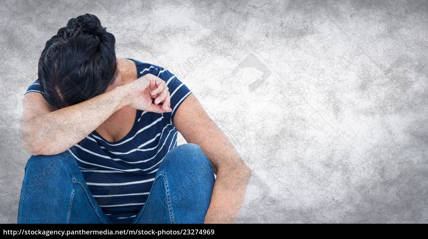 Mulher sentada e chorando no braço contra parede - Stockphoto #23274969 |  Banco de Imagens Panthermedia